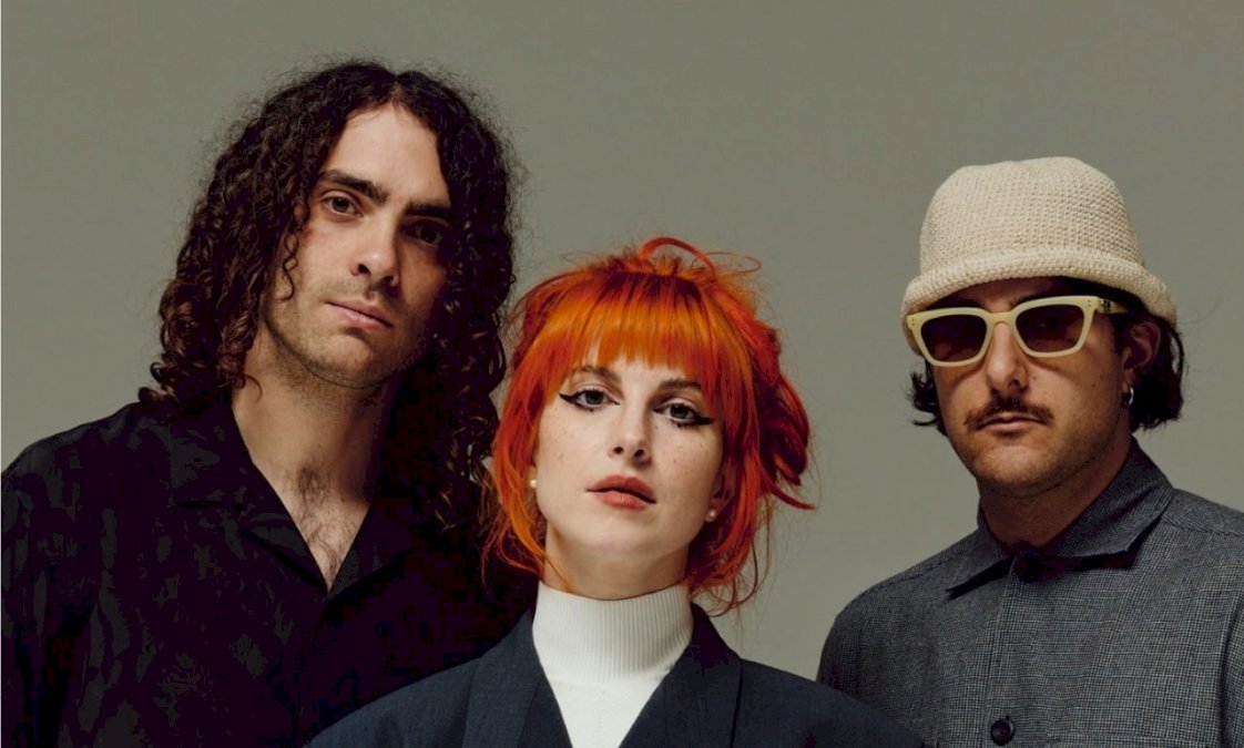 paramore-se-adentra-en-un-mundo-de-fantasia-en-el-video-de-‘running-out-of-time’