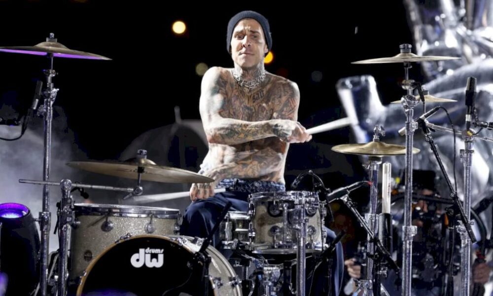 el-baterista-de-blink-182,-travis-barker,-sufrio-una-grave-lesion-en-un-dedo-y-debe-operarse