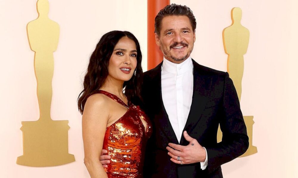 salma-hayek-se-deja-ver-como-la-fan-#1-de-pedro-pascal-en-los-oscar-2023