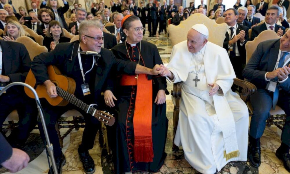 leon-gieco-le-canto-«solo-le-pido-a-dios»-al-papa-francisco en-el-vaticano