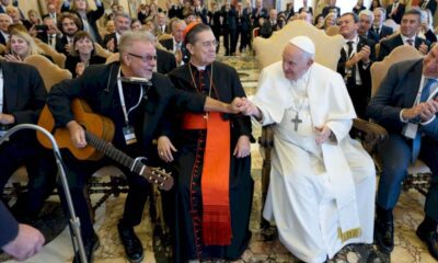 leon-gieco-le-canto-«solo-le-pido-a-dios»-al-papa-francisco en-el-vaticano