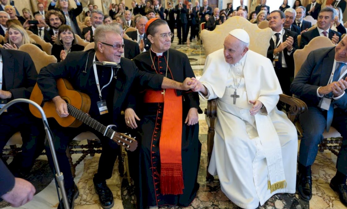 leon-gieco-le-canto-«solo-le-pido-a-dios»-al-papa-francisco en-el-vaticano