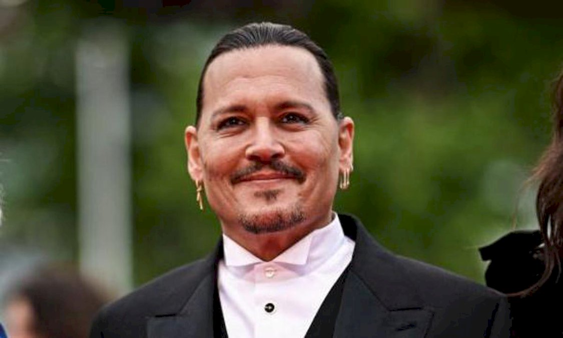 con-una-ovacion-de-pie-y-al-borde-del-llanto,-johnny-depp-hace-su-regreso-triunfal-en-el-cine