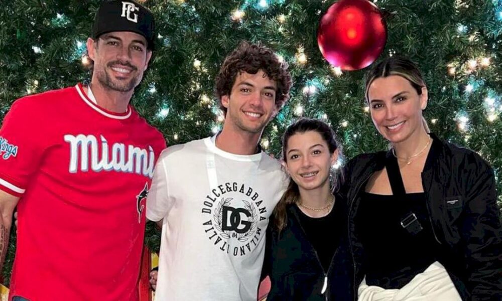 en-familia,-william-levy-y-elizabeth-gutierrez-celebran-el-campeonato-de-beisbol-de-su-hijo-mayor