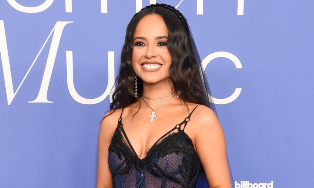 un-primer-vistazo-a-becky-g-en-la-pelicula-‘blue-beetle’ de dc