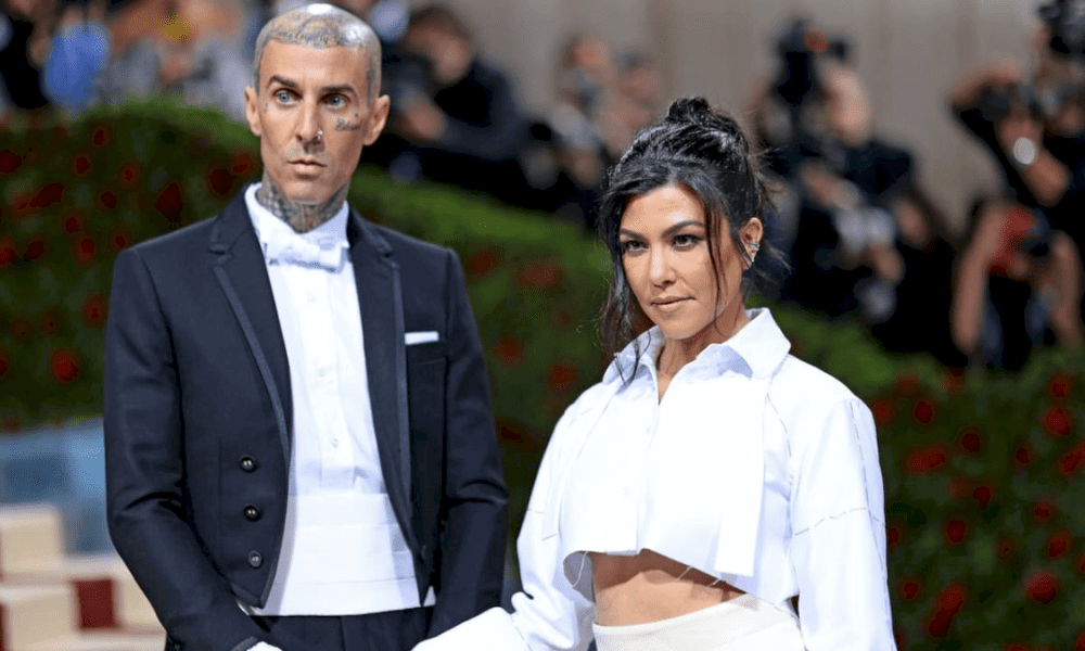 kourtney-kardashian-anuncia-su-embarazo-a-travis-barker-de-una-manera-muy-original