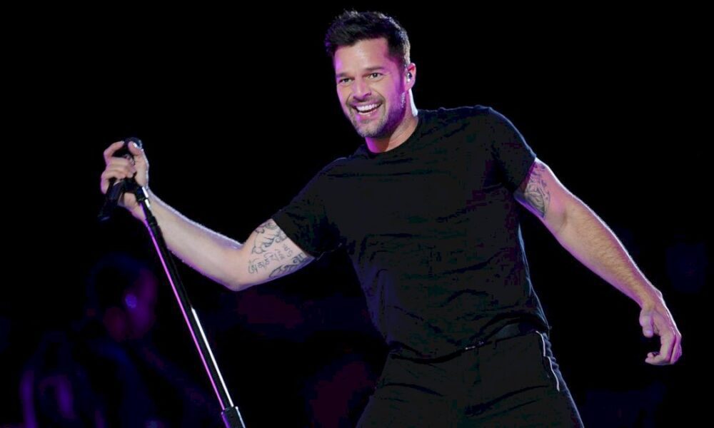 los-gemelos-de-ricky-martin-lo-sorprenden-en-pleno-escenario