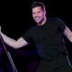 los-gemelos-de-ricky-martin-lo-sorprenden-en-pleno-escenario