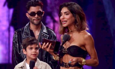 alejandra-espinoza-se-conmueve-hasta-las-lagrimas-al-recibir-premio-por-parte-de-su-hijo-matteo