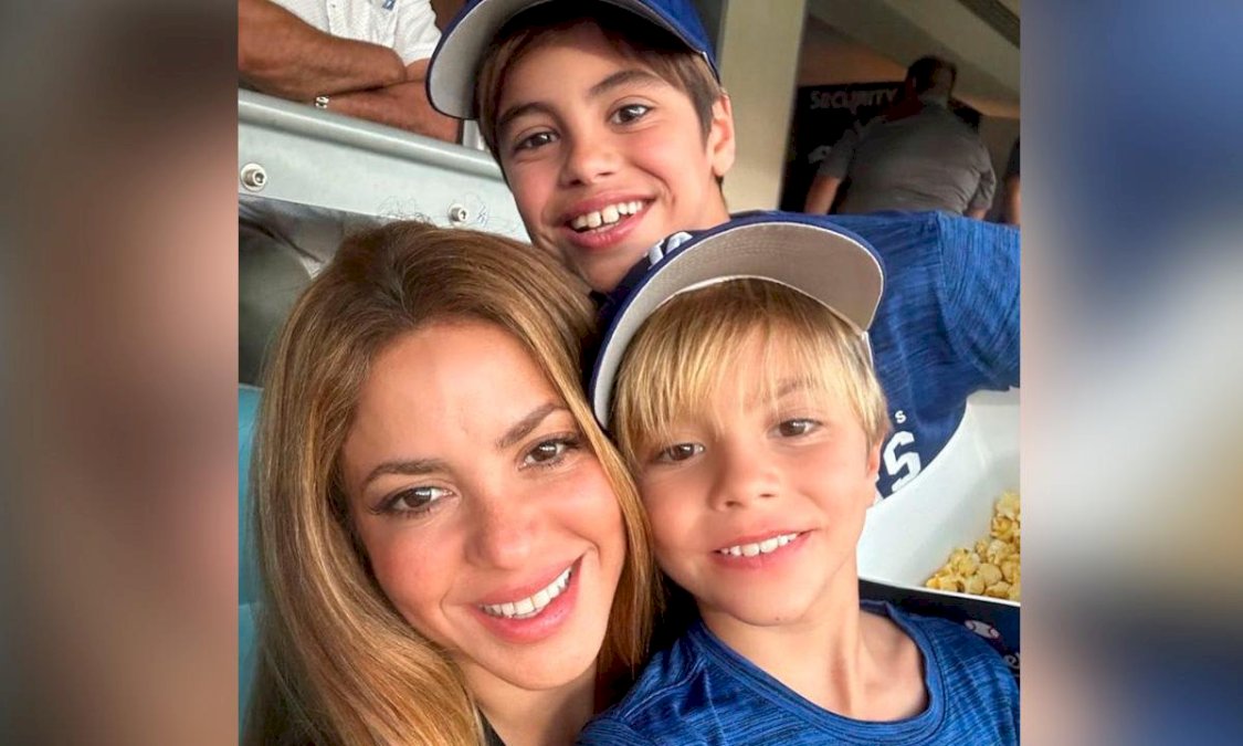 a-todo-pulmon,-shakira-canta-musica-ranchera-con-sus-hijos-en-un-partido-de-beisbol