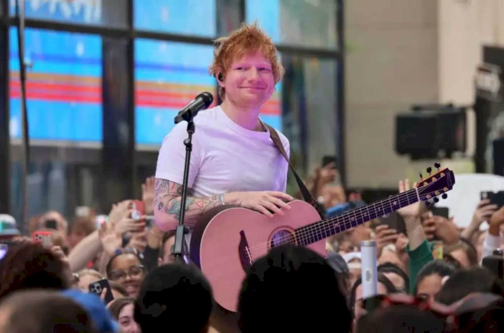 ed-sheeran-canta-‘lego-house’-en-centro-comercial-tras-trabajar-un-turno-en-tienda lego