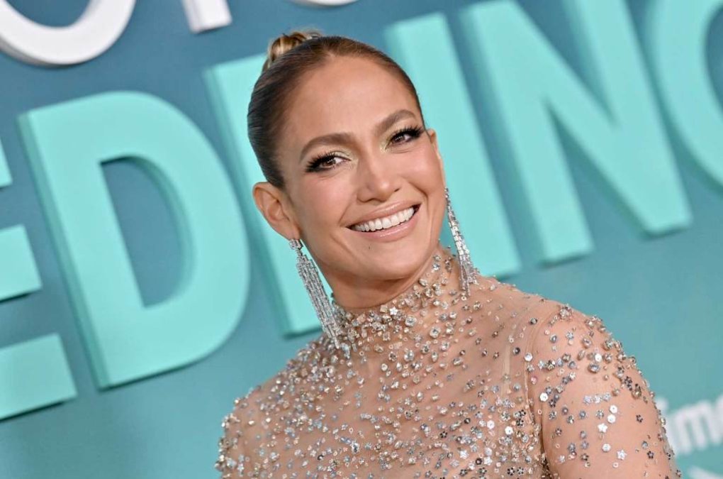 mira-a-jennifer-lopez-cantar-espontaneamente-‘i-will-survive’-en-un-bar-en-italia-en-sus vacaciones