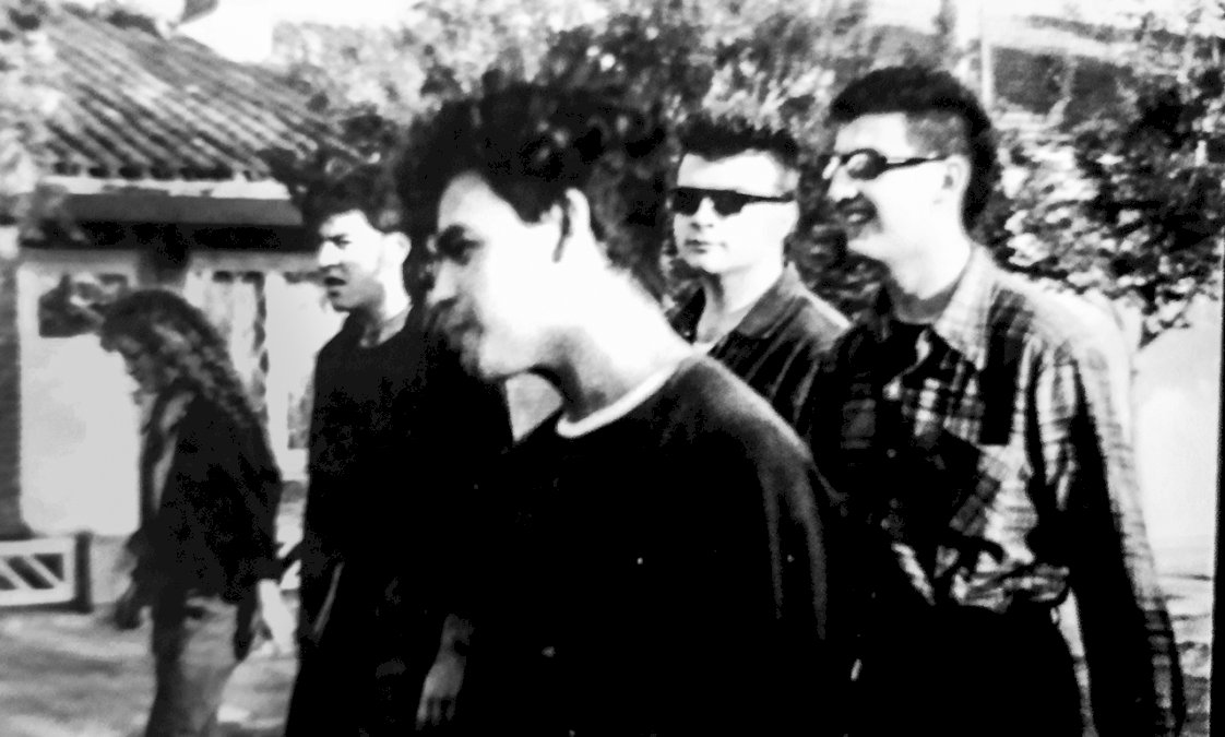 todo-deberia-sonar-siniestro:-memorias-de-un-post-punk-corrosivo-y-sin-filtro