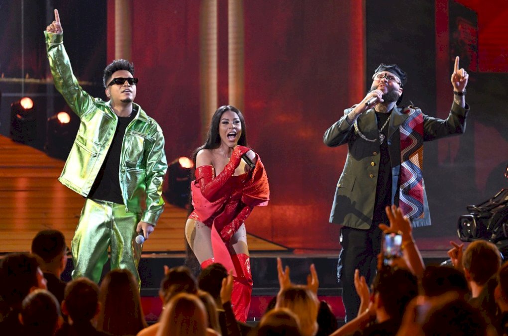 farruko,-eddy-lover-y-la-factoria-cierran-los-premios-billboard-con-un-clasico-del-reggaeton panameno