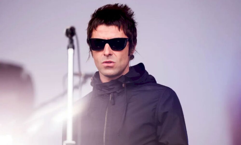 liam-gallagher-se-aduena-del-tranvia-en-manchester