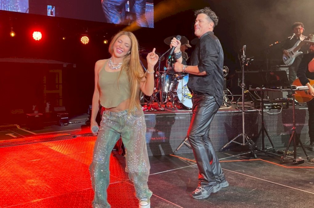 shakira-sorprende-a-carlos-vives-en-show-en-miami:-miralos aqui