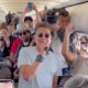 carlos-vives-pone-a-cantar-y-bailar-a-todos-los-pasajeros-de-un-avion