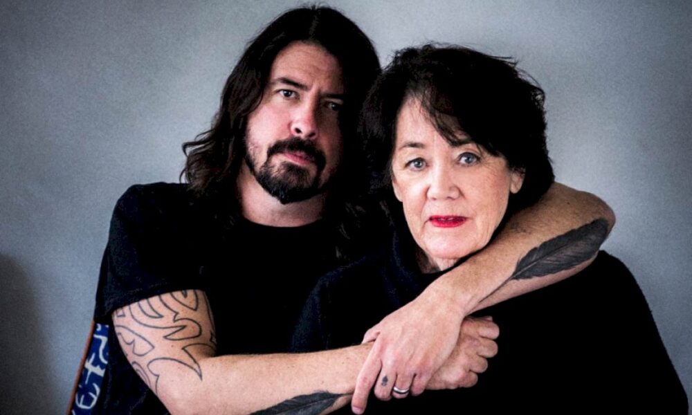 dave-grohl-explica-como-creo-el-homenaje-a-su-madre-en-‘the-teacher’