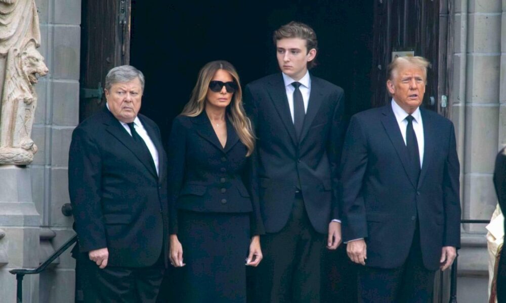 barron,-el-hijo-adolescente-de-donald-y-melania-trump,-reaparece-en-el-funeral-de-su-querida-abuela