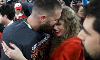 taylor-swift-y-travis-kelce-celebran-con-beso-la-victoria-de-los chiefs