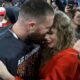 taylor-swift-y-travis-kelce-celebran-con-beso-la-victoria-de-los chiefs