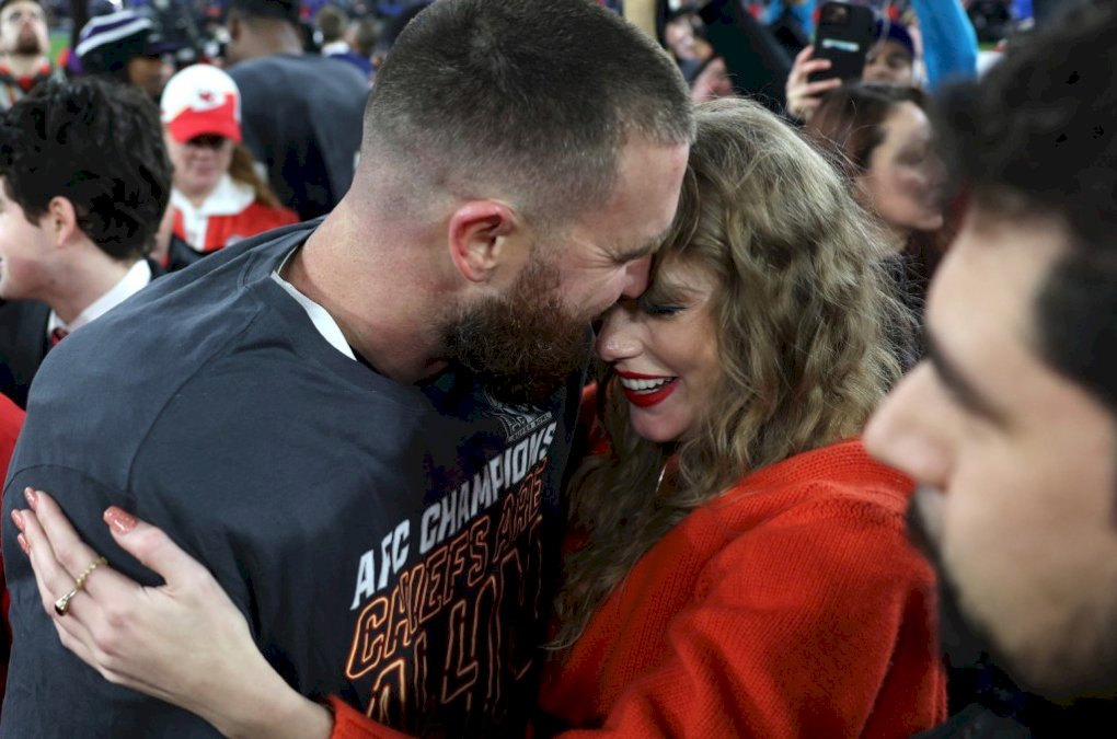 taylor-swift-y-travis-kelce-celebran-con-beso-la-victoria-de-los chiefs