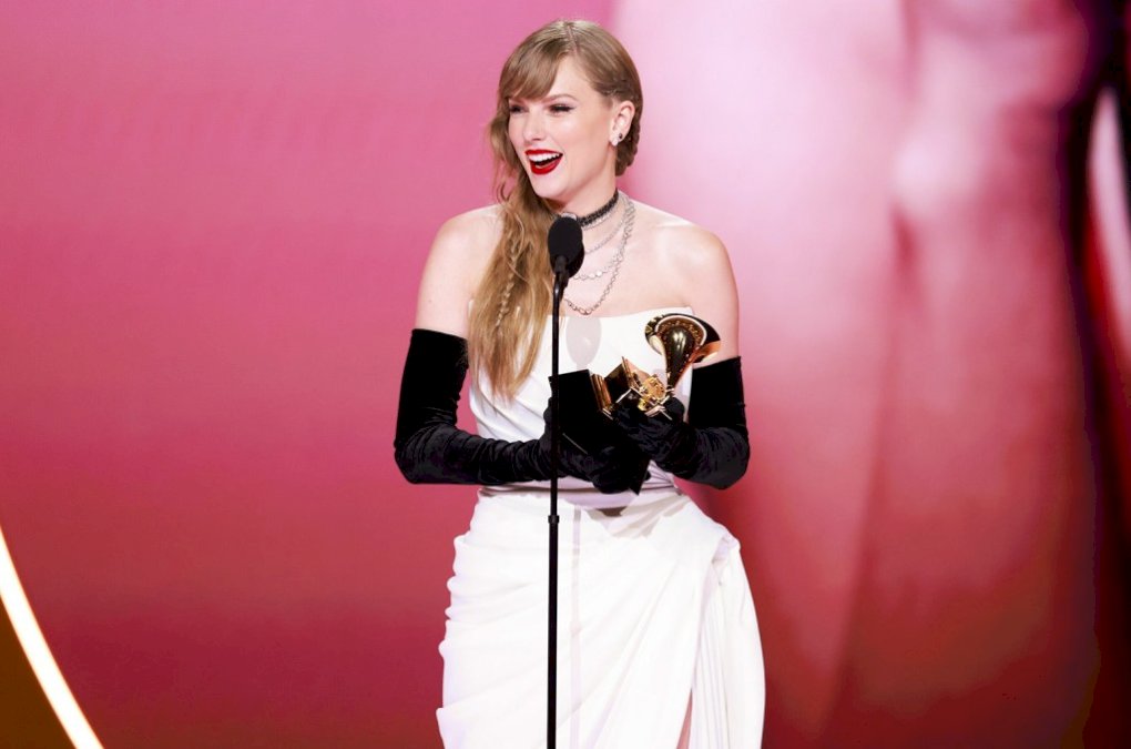 taylor-swift-hace-historia-al-ganar-su-cuarto-grammy-al-album-del-ano-por-‘midnights’