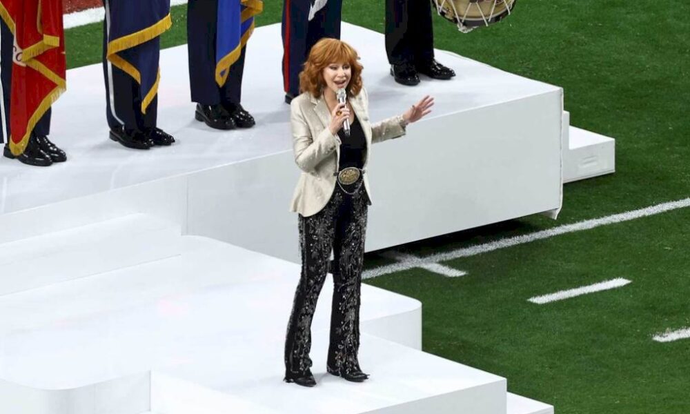 reba-mcentire-ofrece-sentida-interpretacion-de-‘the-star-spangled-banner’-en-super-bowl-2024: mirala