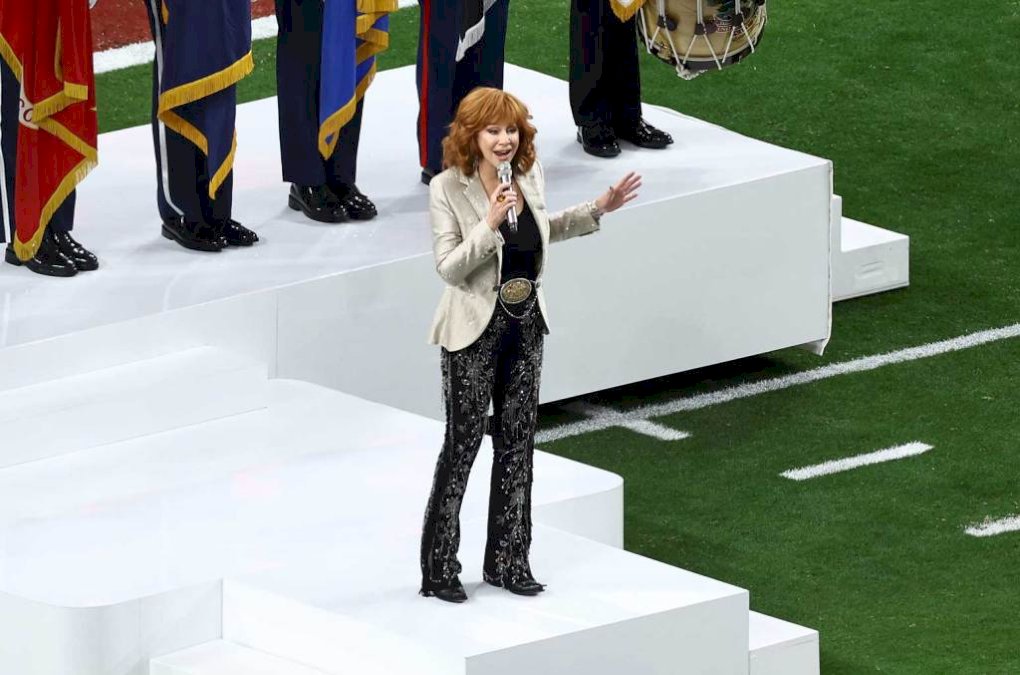 reba-mcentire-ofrece-sentida-interpretacion-de-‘the-star-spangled-banner’-en-super-bowl-2024: mirala