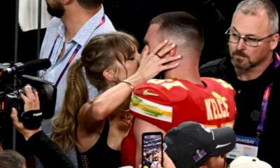 con-un-romantico-beso,-taylor-swift-celebra-el-triunfo-de-los-kansas-city-chiefs-de-travis-kelce