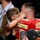 con-un-romantico-beso,-taylor-swift-celebra-el-triunfo-de-los-kansas-city-chiefs-de-travis-kelce