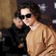 timothee-chalamet-se-transforma-en-bob-dylan-para-‘a-complete-unknown’: fotos