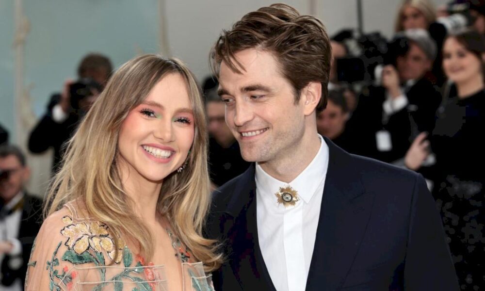 ¡ya-son-papas!-suki-waterhouse-y-robert-pattinson-se-dejan-ver-con-su-bebe