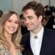 ¡ya-son-papas!-suki-waterhouse-y-robert-pattinson-se-dejan-ver-con-su-bebe