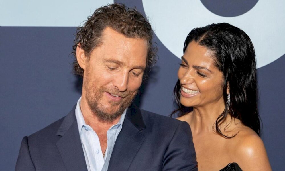 matthew-mcconaughey-y-camila-alves-cautivan-en-gala-benefica-al-lado-de-sus-tres-hijos