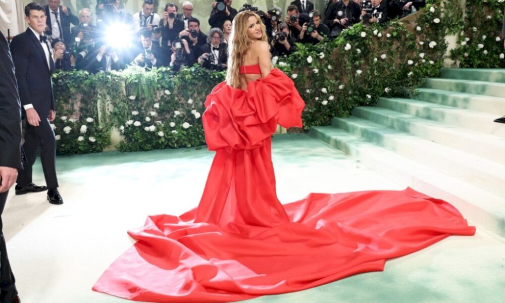 shakira-florece-de-rojo-en-la-met-gala 2024