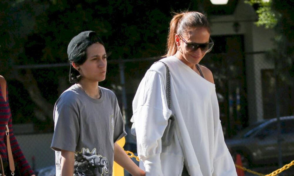 jennifer-lopez-y-emme-disfrutan-de-un-dia-de-compras-parisinas