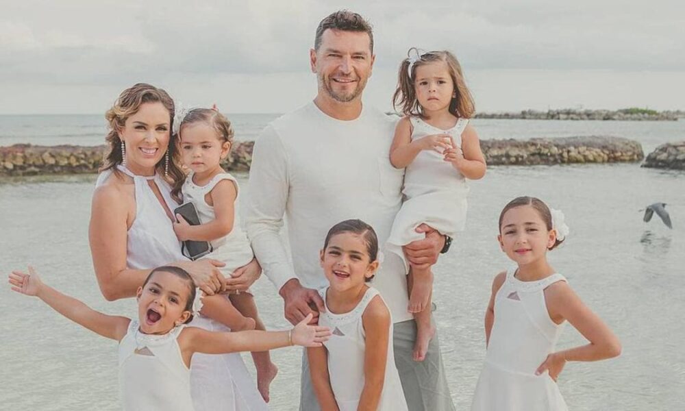 jacky-bracamontes-celebra-entre-amigos-y-familia-la-primera-comunion-de-su-hija,-renata