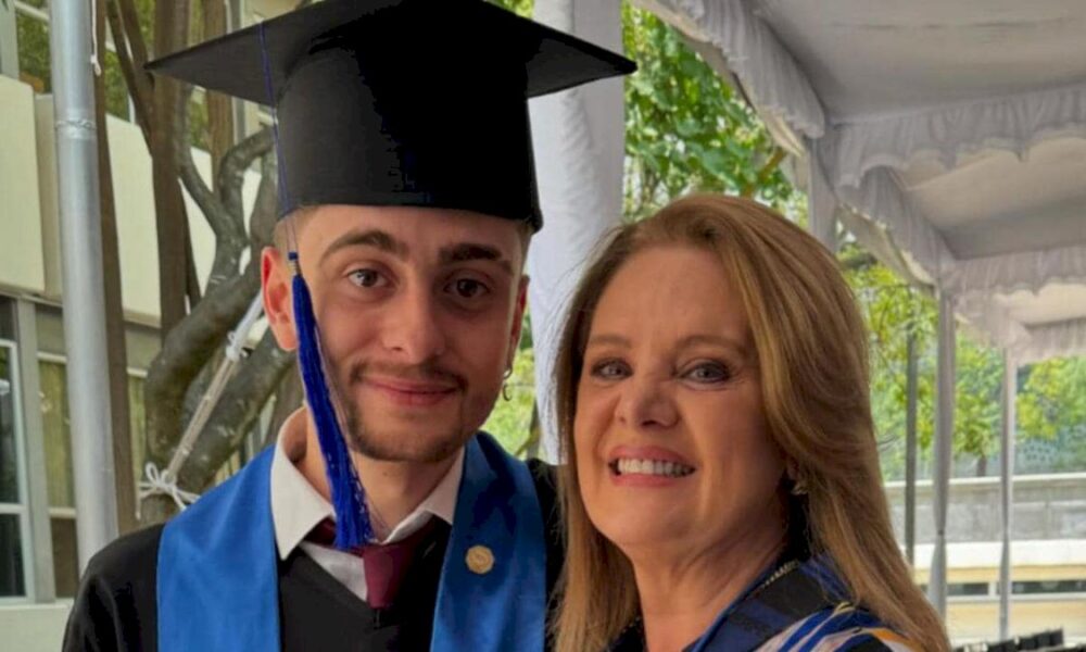 el-orgullo-de-erika-buenfil-en-la-graduacion-de-su-hijo