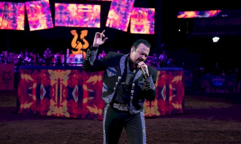 pepe-aguilar-honra-familia,-tradicion-y-orgullo-mexicano-en-show-jaripeo-hasta-los huesos