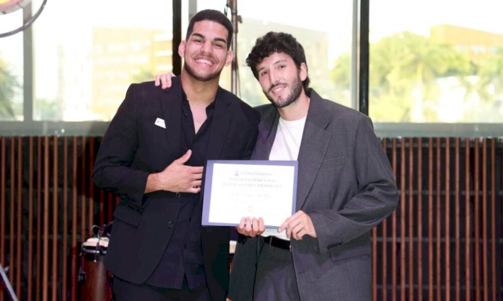 sebastian-yatra-otorga-beca-de-la-fundacion-latin-grammy-y-mas-momentos inspiradores