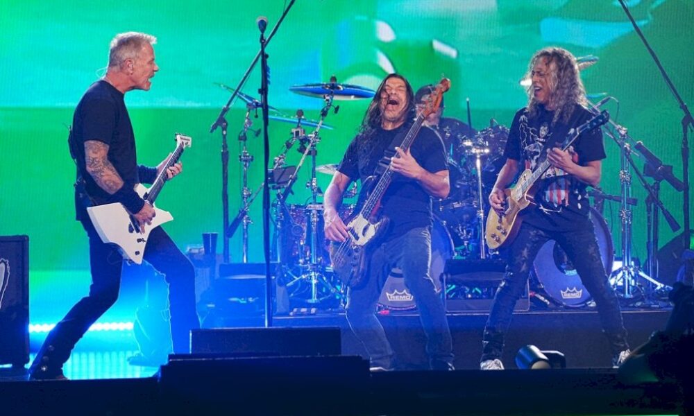 de-regreso-en-mexico,-metallica-hace-bailar-a-sus-seguidores-al-ritmo-de-“la-chona”: miralos