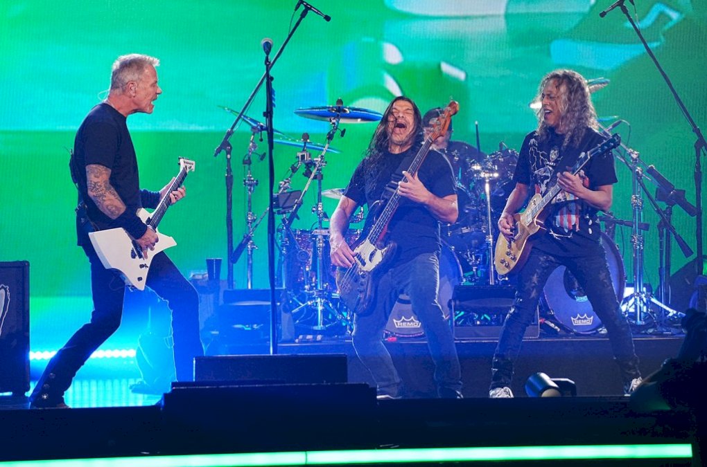 de-regreso-en-mexico,-metallica-hace-bailar-a-sus-seguidores-al-ritmo-de-“la-chona”: miralos