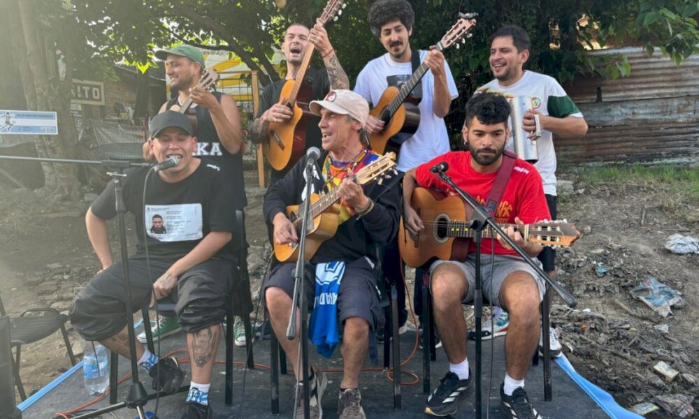 manu-chao-visito-la-casa-natal-de-diego-maradona-y-ofrecio-un-concierto-intimo-para-los-vecinos-de-villa-fiorito