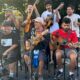 manu-chao-visito-la-casa-natal-de-diego-maradona-y-ofrecio-un-concierto-intimo-para-los-vecinos-de-villa-fiorito