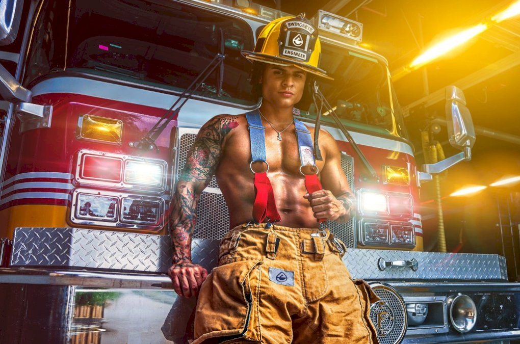 christian-alicea-canaliza-a-su-bombero-interior-en-candente-calendario-de 2025